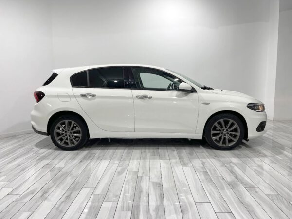 Fiat Tipo 1.4 16v Lounge 70kW (95CV) gasolina 5P G8969 - Imagen 3